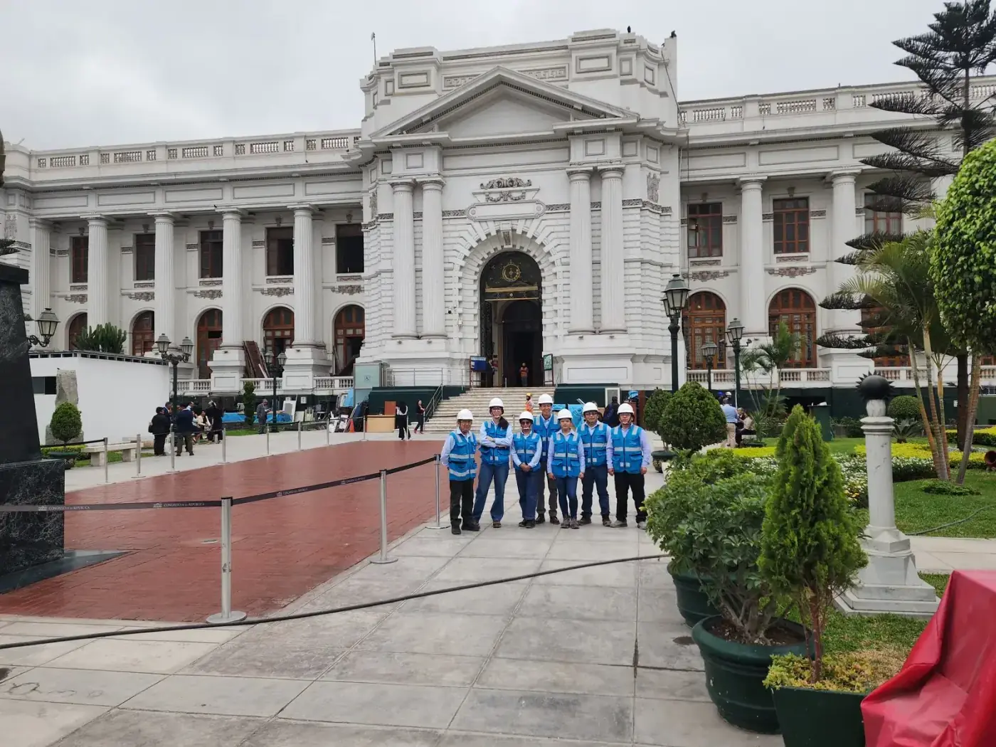 Equipo de ingenieros de HK Consulting frente al Congreso del Perú